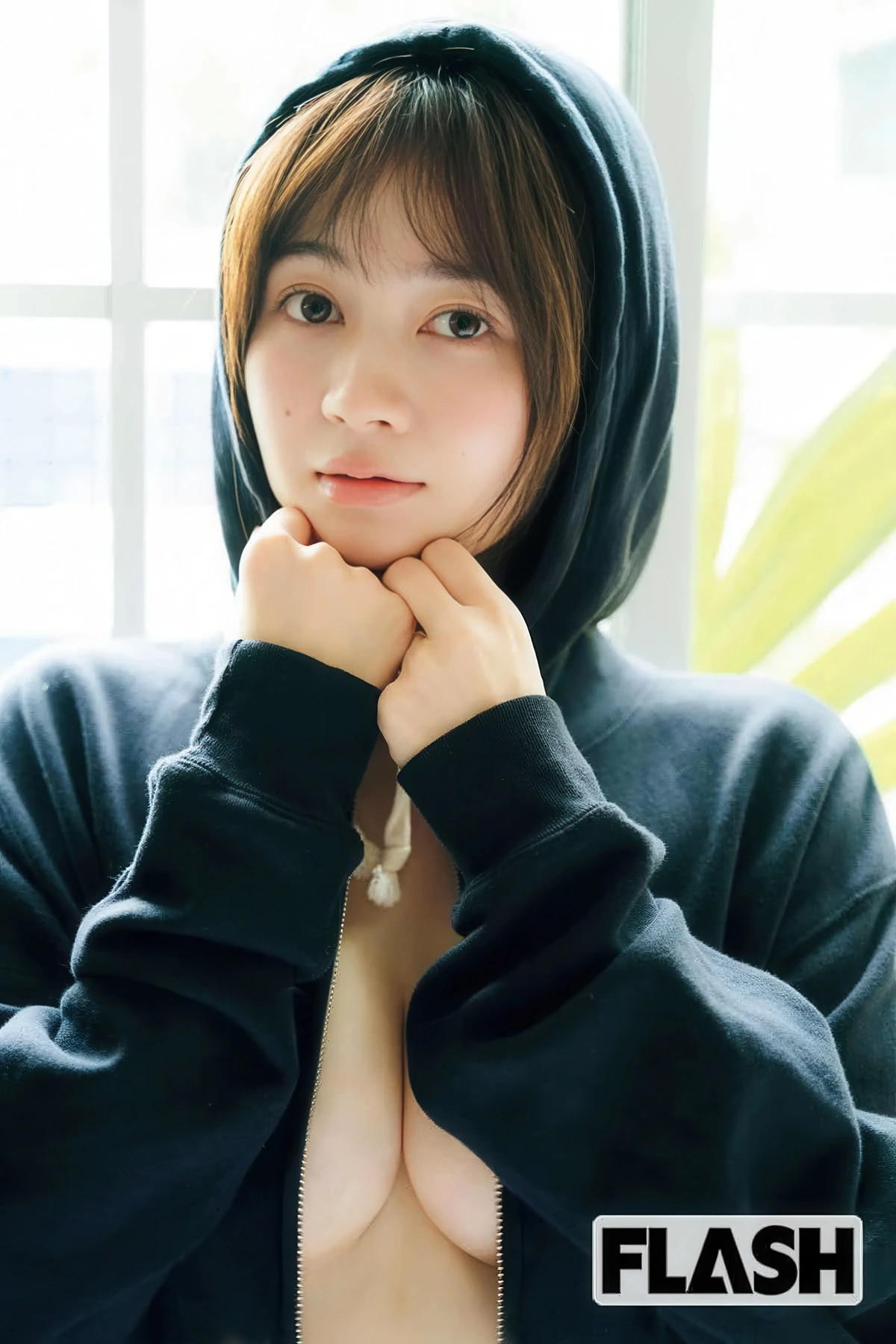 Mio Saeki 佐伯澪, Yuna Ego 江籠裕奈, FLASH 2025.08.19-26 (フラッシュ 2025年8月19-26日号)