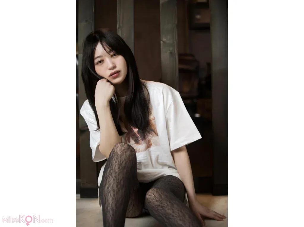Shizuka Saito (斉藤静)_ セミヌード写真集 密室 大きなお尻に理想のオディライン どこかえっちな雰囲気を纏ったセクシーな美女があなたを禁断の世界へ