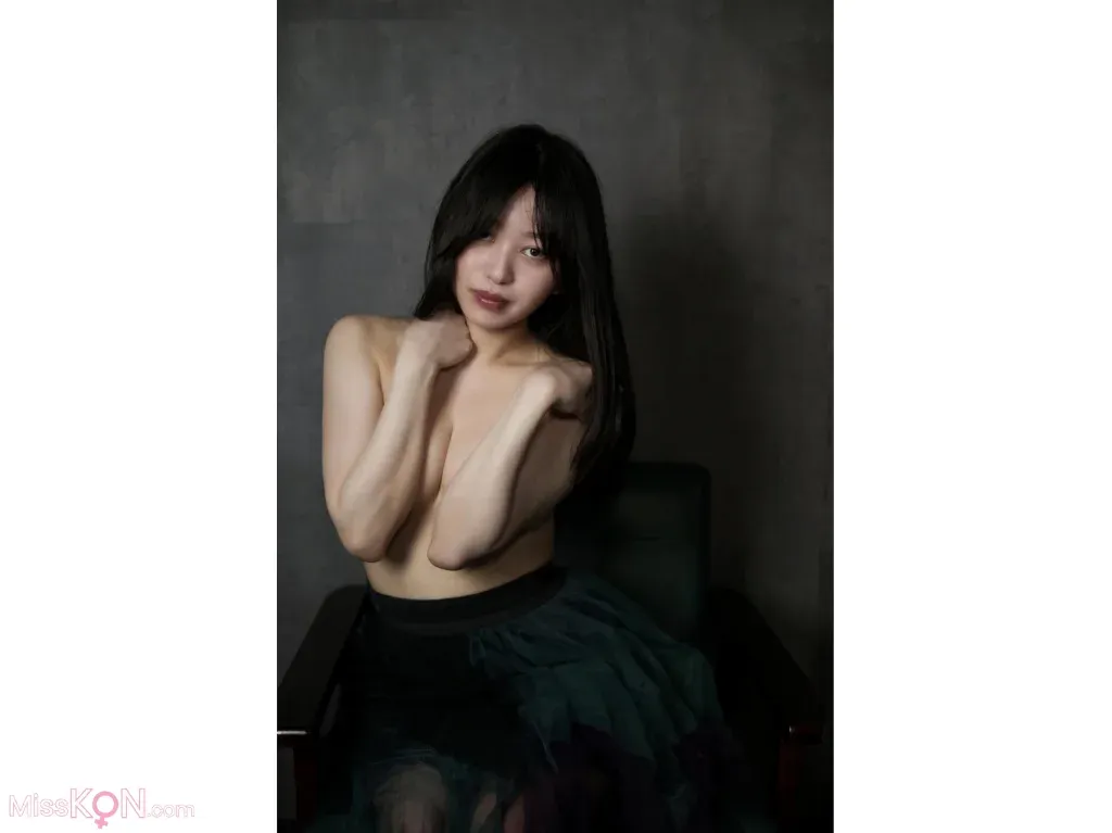 Shizuka Saito (斉藤静)_ セミヌード写真集 密室 大きなお尻に理想のオディライン どこかえっちな雰囲気を纏ったセクシーな美女があなたを禁断の世界へ