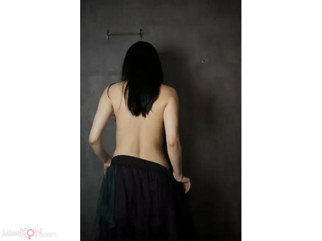 Shizuka Saito (斉藤静)_ セミヌード写真集 密室 大きなお尻に理想のオディライン どこかえっちな雰囲気を纏ったセクシーな美女があなたを禁断の世界へ