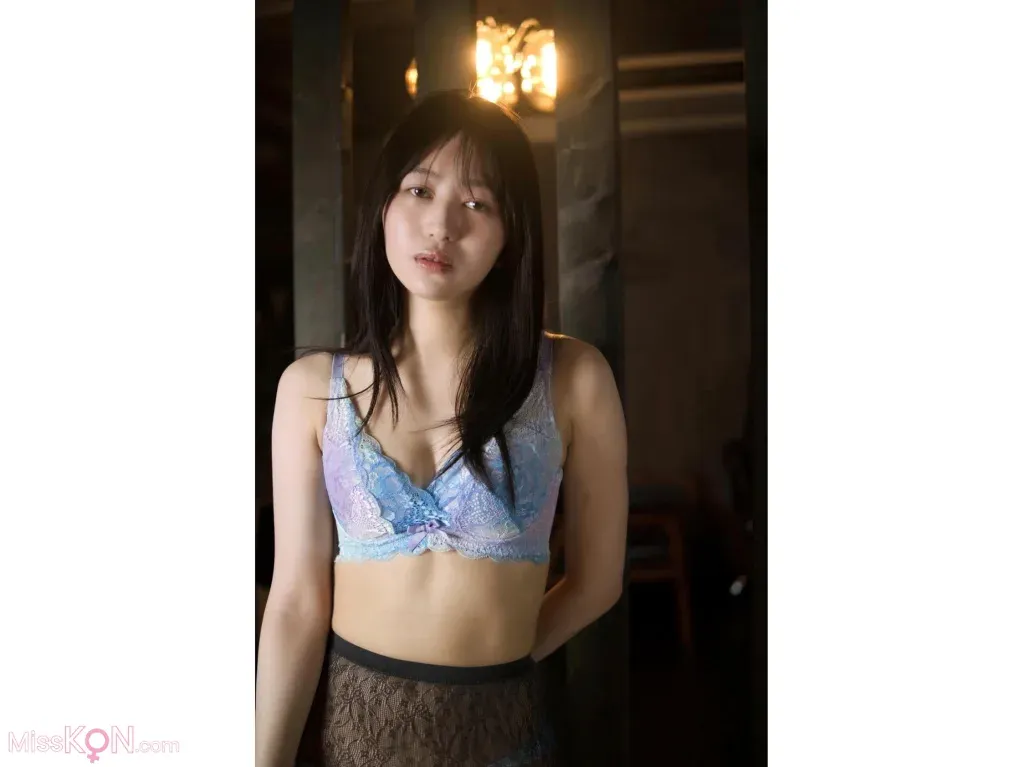 Shizuka Saito (斉藤静)_ セミヌード写真集 密室 大きなお尻に理想のオディライン どこかえっちな雰囲気を纏ったセクシーな美女があなたを禁断の世界へ