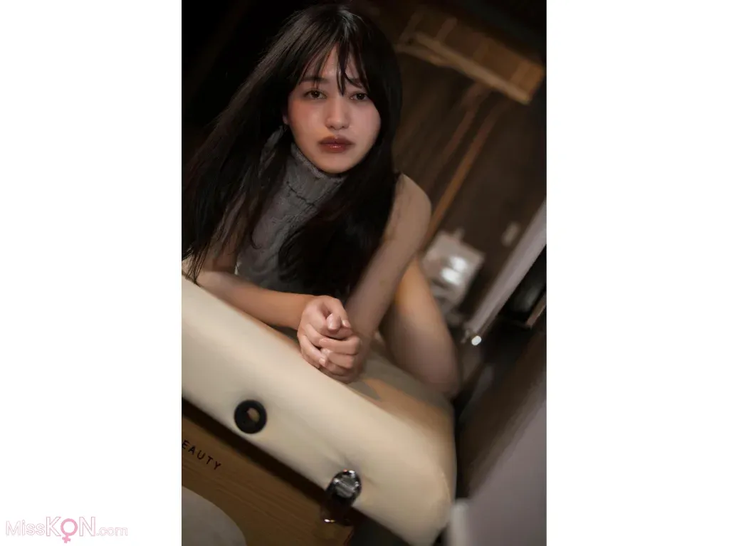 Shizuka Saito (斉藤静)_ セミヌード写真集 密室 大きなお尻に理想のオディライン どこかえっちな雰囲気を纏ったセクシーな美女があなたを禁断の世界へ