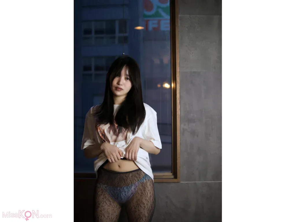 Shizuka Saito (斉藤静)_ セミヌード写真集 密室 大きなお尻に理想のオディライン どこかえっちな雰囲気を纏ったセクシーな美女があなたを禁断の世界へ