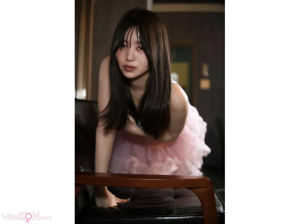 Shizuka Saito (斉藤静)_ セミヌード写真集 密室 大きなお尻に理想のオディライン どこかえっちな雰囲気を纏ったセクシーな美女があなたを禁断の世界へ
