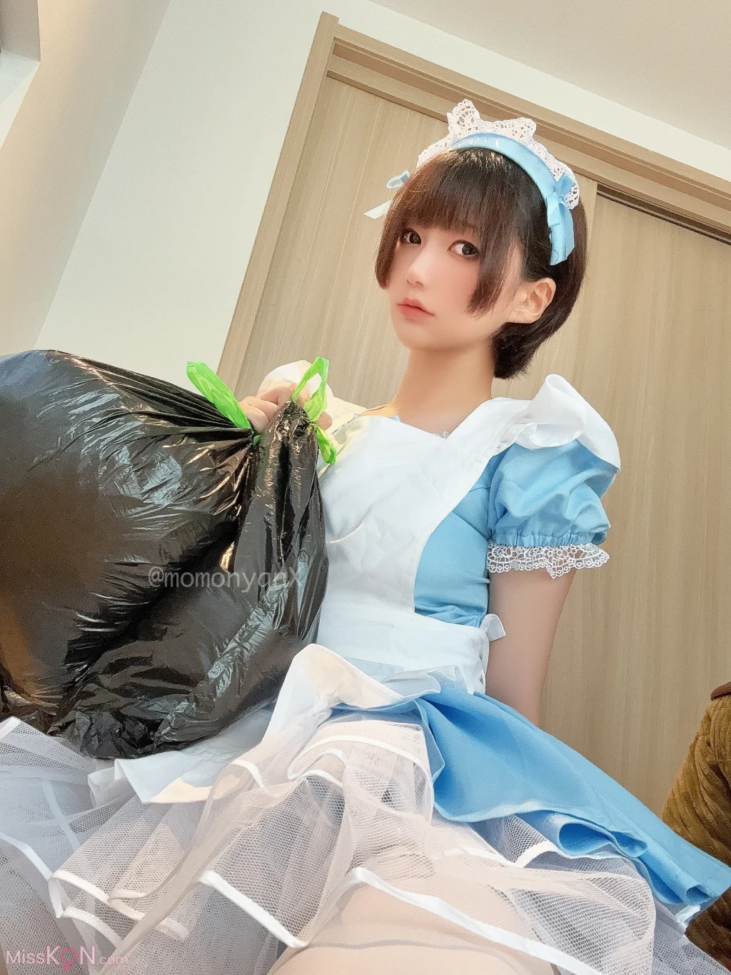 Coser@NAGISA魔物喵_ [Fantia]ゴミ屋敷掃除してるメイドさん