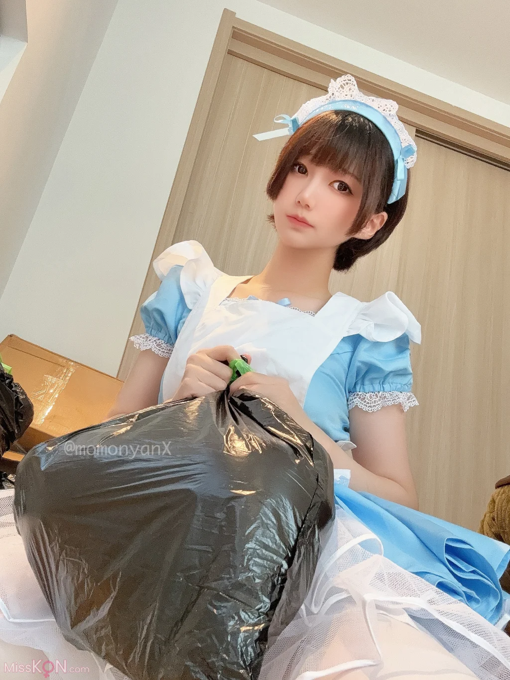 Coser@NAGISA魔物喵_ [Fantia]ゴミ屋敷掃除してるメイドさん