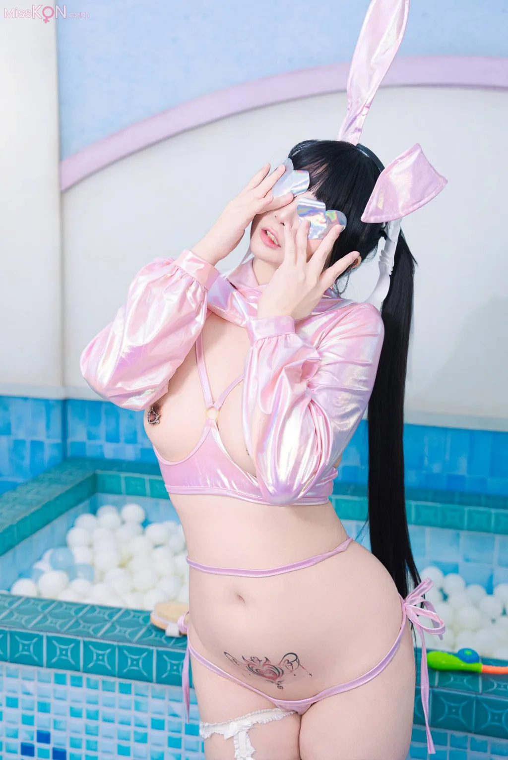 Coser@落落Raku_ 粉紅小白兔 公共澡堂裡盡情自慰！