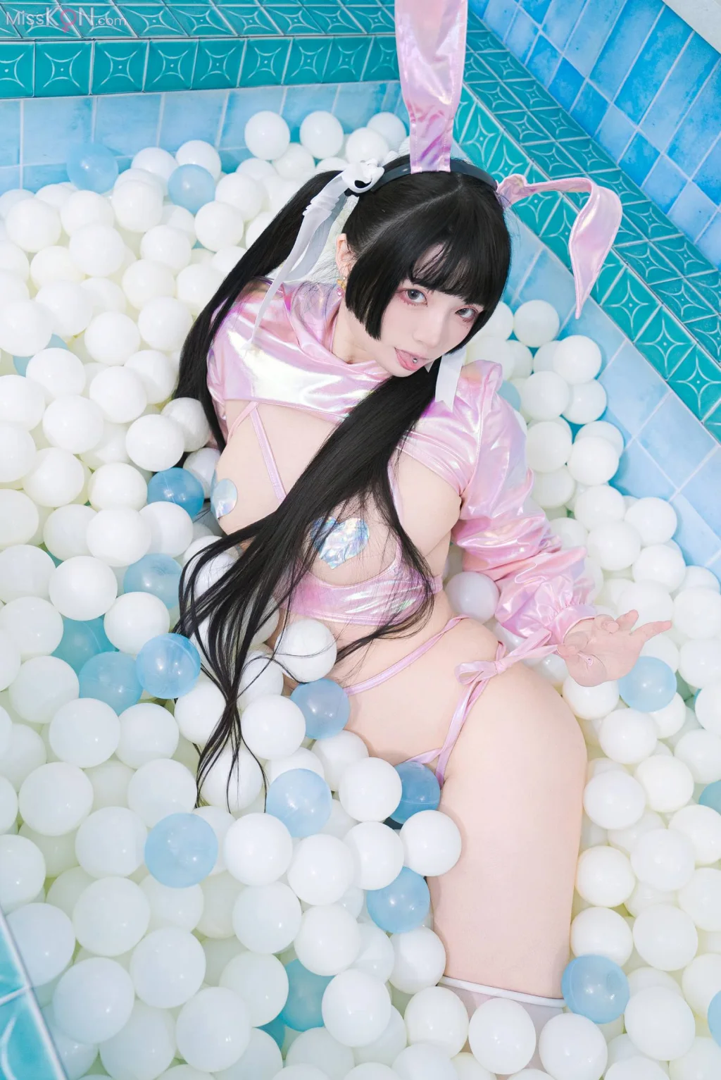 Coser@落落Raku_ 粉紅小白兔 公共澡堂裡盡情自慰！