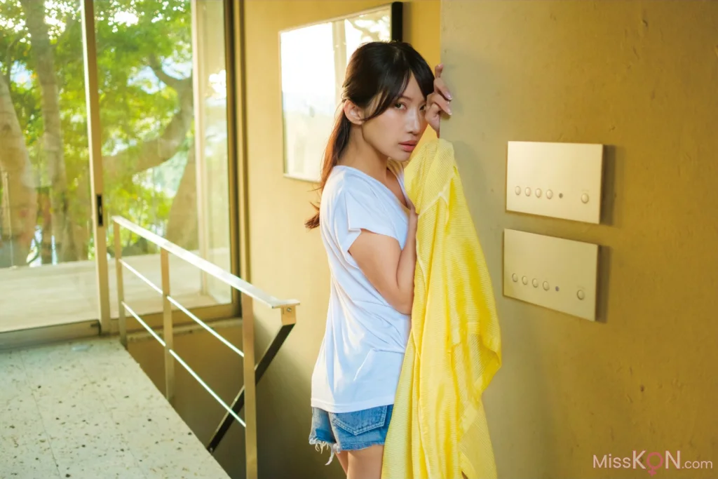 Arisa Kotoi (琴井ありさ)_ デジタル写真集『琴井に恋と _ 真紅と夜明けの完全版 』