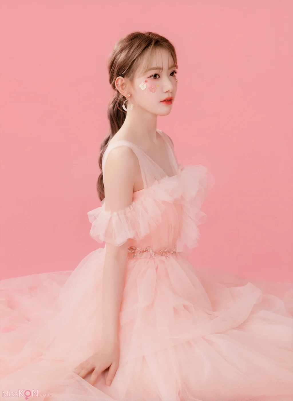 Sakura Miyawaki (宮脇咲良)_ Graduation Visual Booklet 2 Sakura Miyawaki (宮脇咲良)_ Graduation Visual Booklet