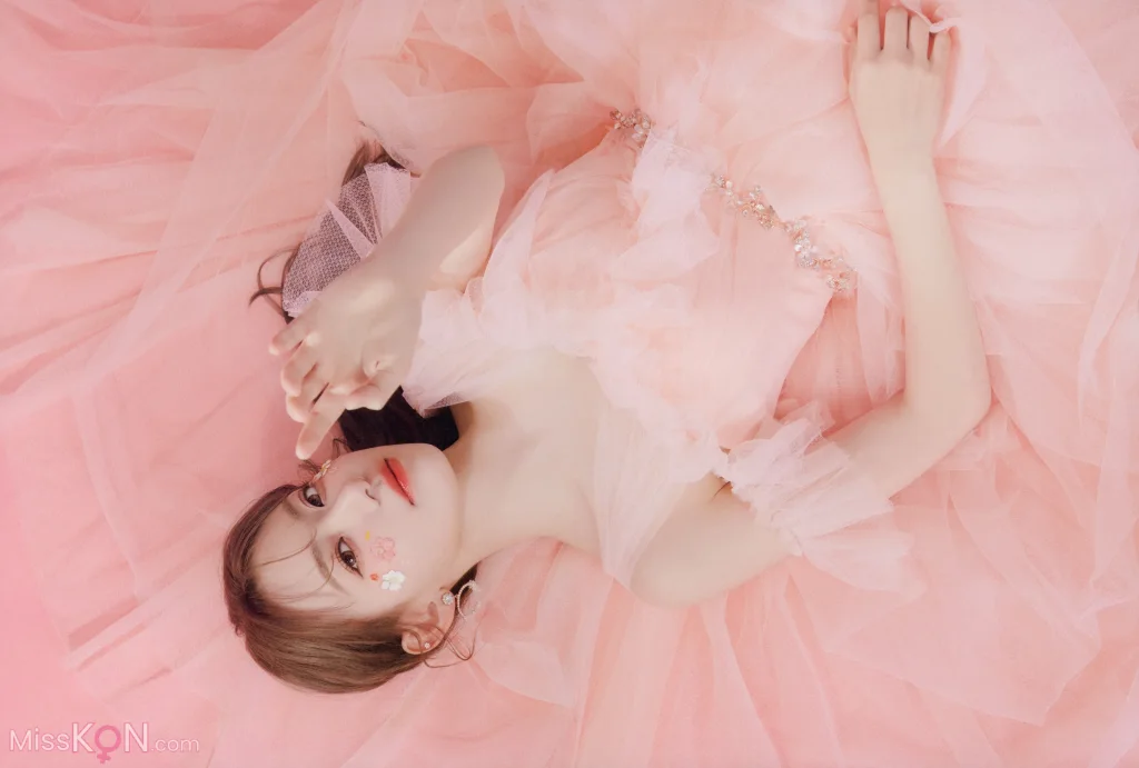 Sakura Miyawaki (宮脇咲良)_ Graduation Visual Booklet 3 Sakura Miyawaki (宮脇咲良)_ Graduation Visual Booklet