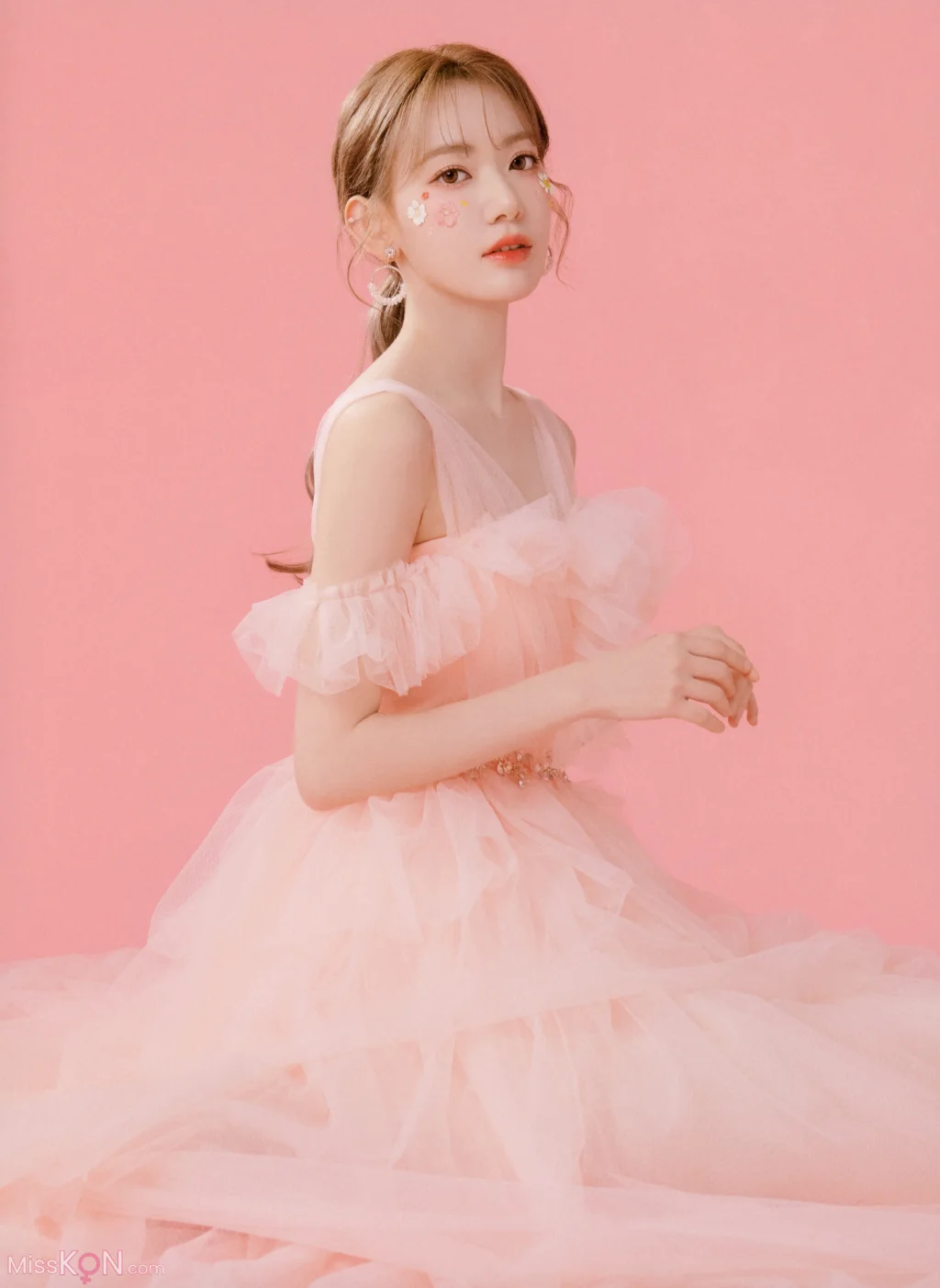 Sakura Miyawaki (宮脇咲良)_ Graduation Visual Booklet 4 Sakura Miyawaki (宮脇咲良)_ Graduation Visual Booklet