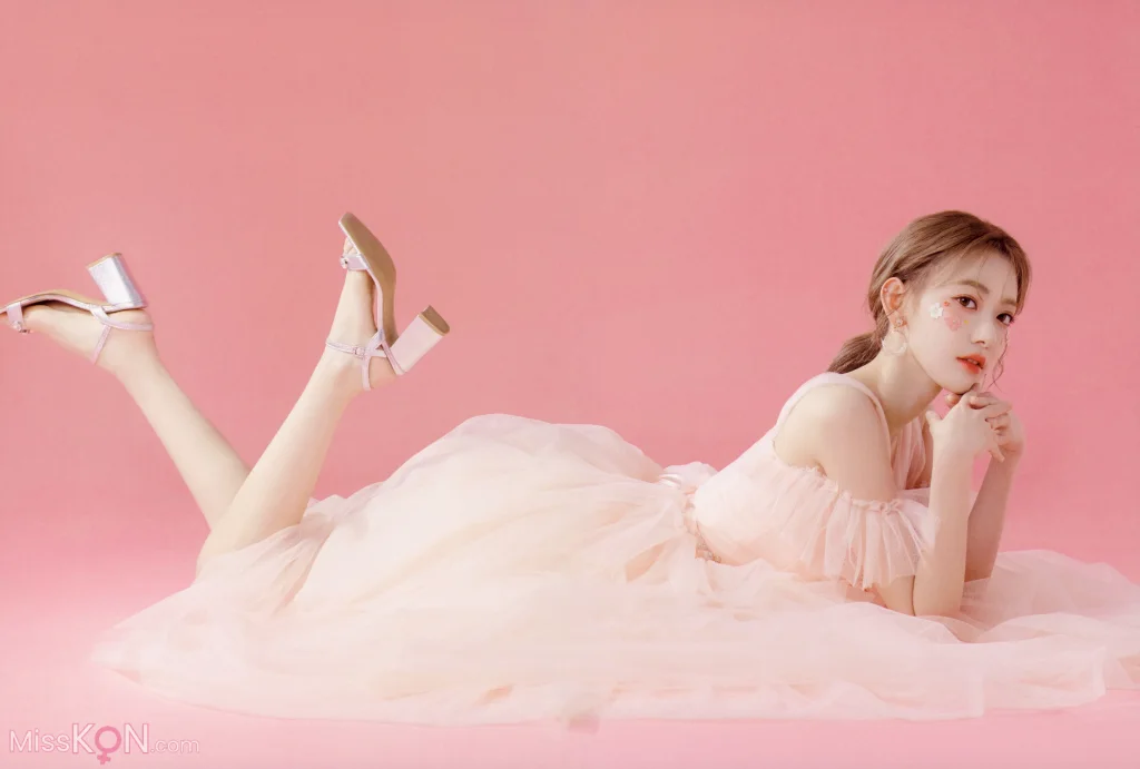 Sakura Miyawaki (宮脇咲良)_ Graduation Visual Booklet 5 Sakura Miyawaki (宮脇咲良)_ Graduation Visual Booklet