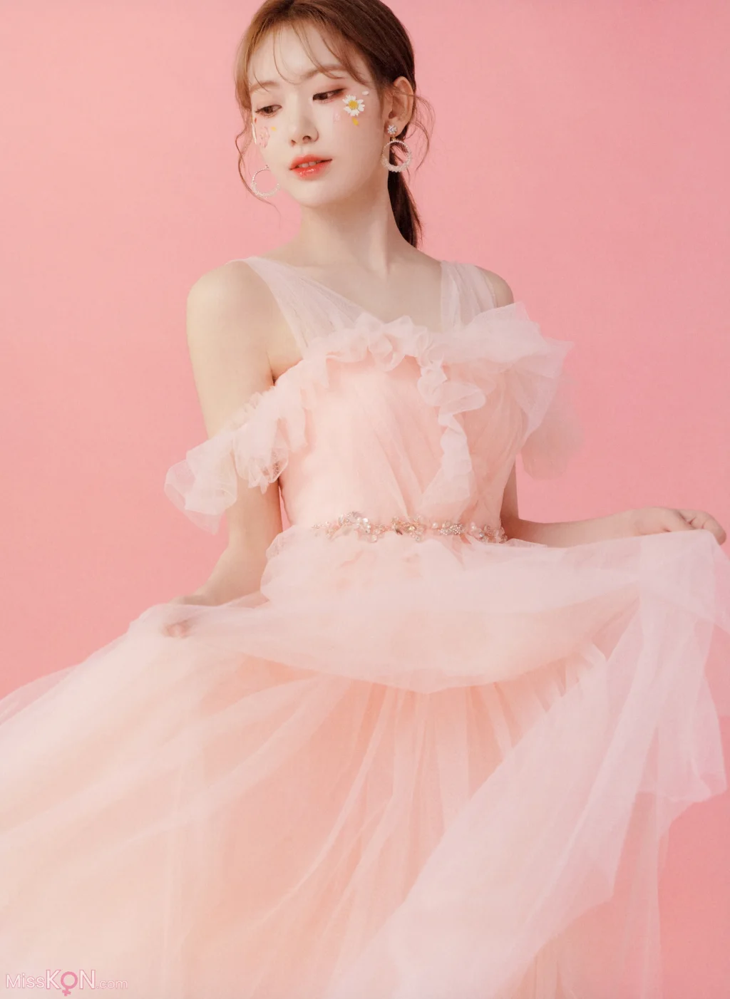 Sakura Miyawaki (宮脇咲良)_ Graduation Visual Booklet 6 Sakura Miyawaki (宮脇咲良)_ Graduation Visual Booklet