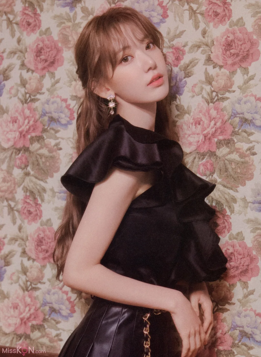 Sakura Miyawaki (宮脇咲良)_ Graduation Visual Booklet 23 Sakura Miyawaki (宮脇咲良)_ Graduation Visual Booklet