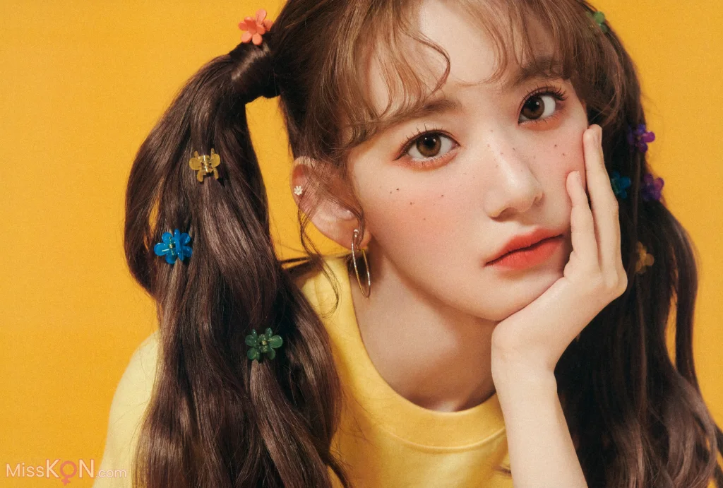 Sakura Miyawaki (宮脇咲良)_ Graduation Visual Booklet 24 Sakura Miyawaki (宮脇咲良)_ Graduation Visual Booklet
