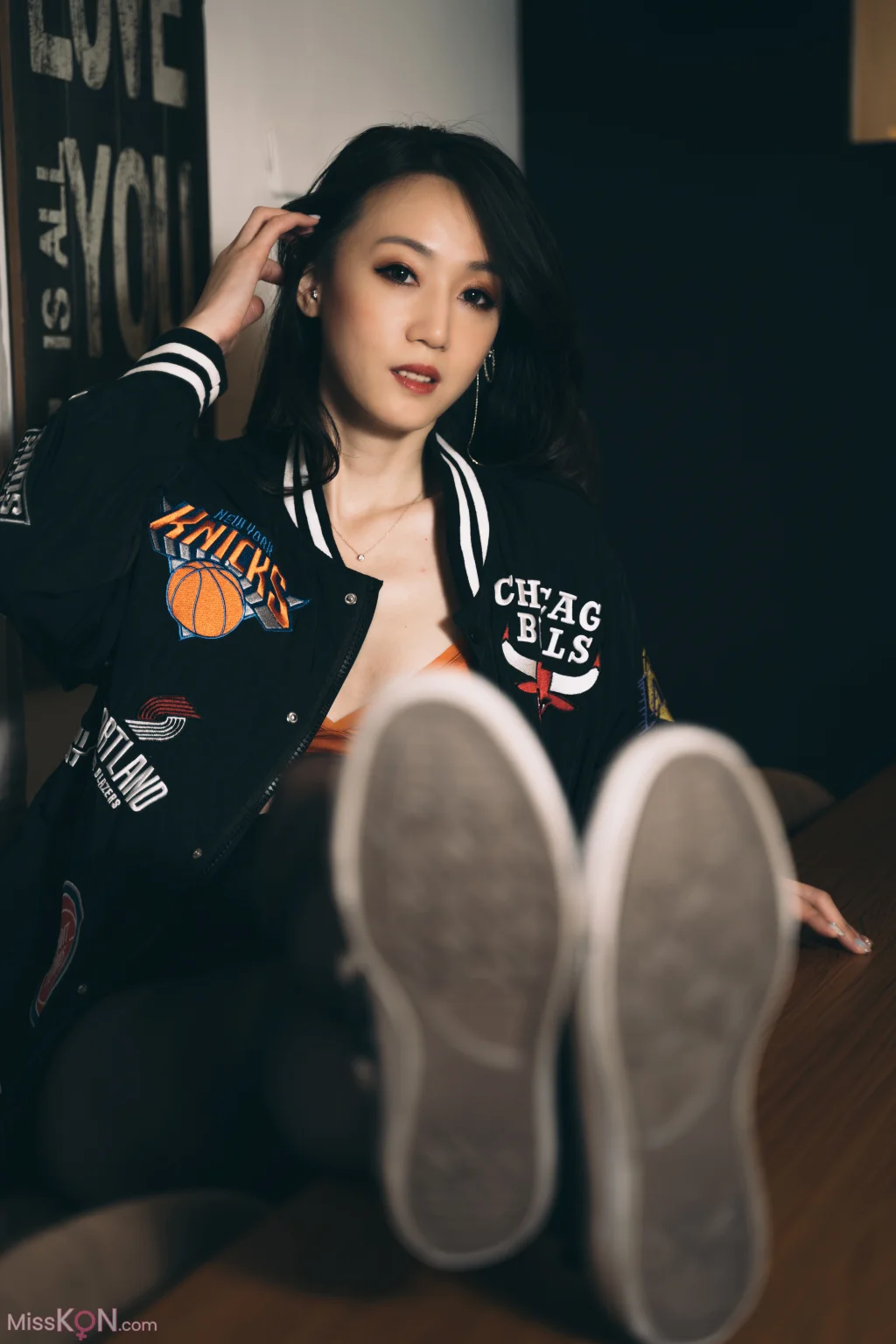 [Limerence原创] No.008_ 性感妹子近距离撕扯黑丝袜