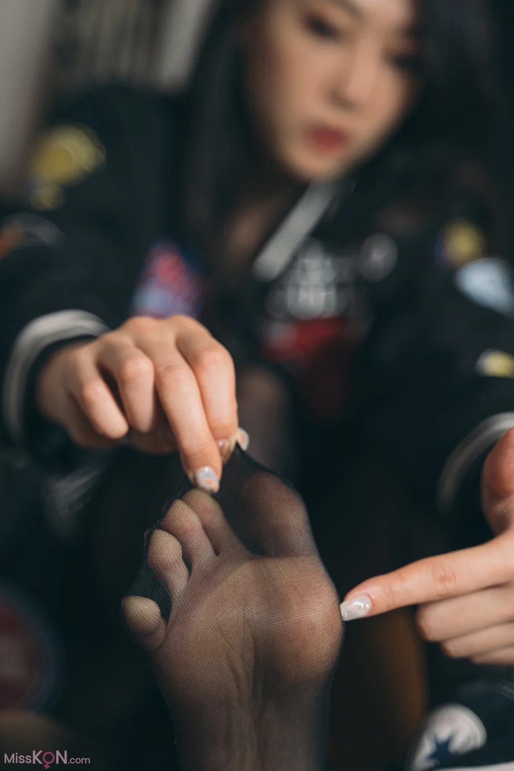 [Limerence原创] No.008_ 性感妹子近距离撕扯黑丝袜