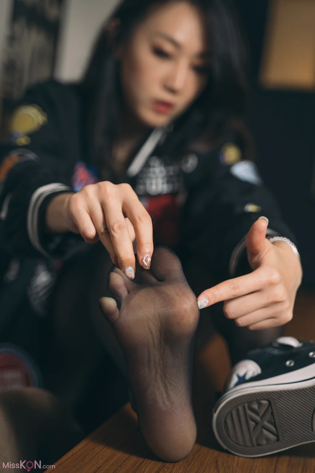 [Limerence原创] No.008_ 性感妹子近距离撕扯黑丝袜