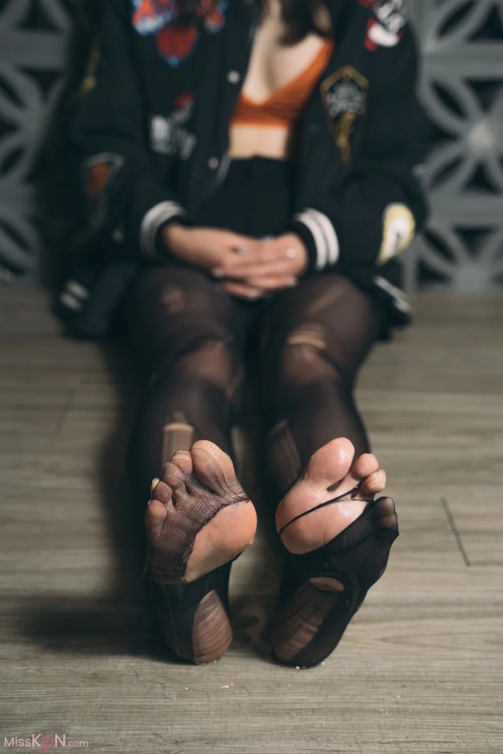 [Limerence原创] No.008_ 性感妹子近距离撕扯黑丝袜