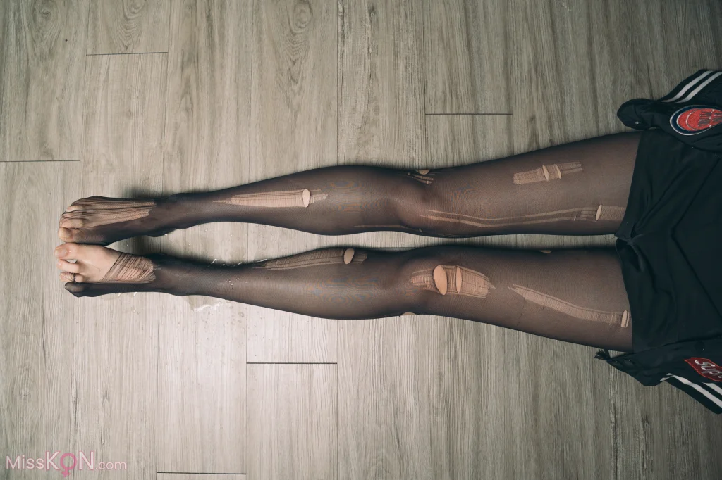 [Limerence原创] No.008_ 性感妹子近距离撕扯黑丝袜