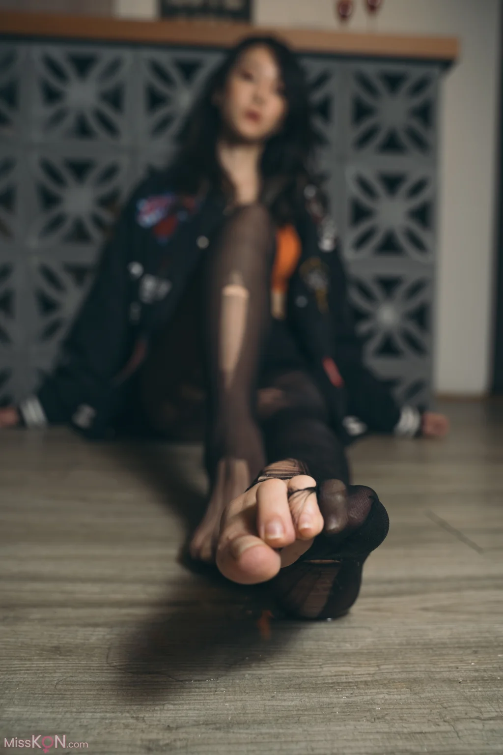 [Limerence原创] No.008_ 性感妹子近距离撕扯黑丝袜