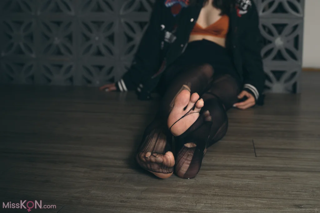 [Limerence原创] No.008_ 性感妹子近距离撕扯黑丝袜