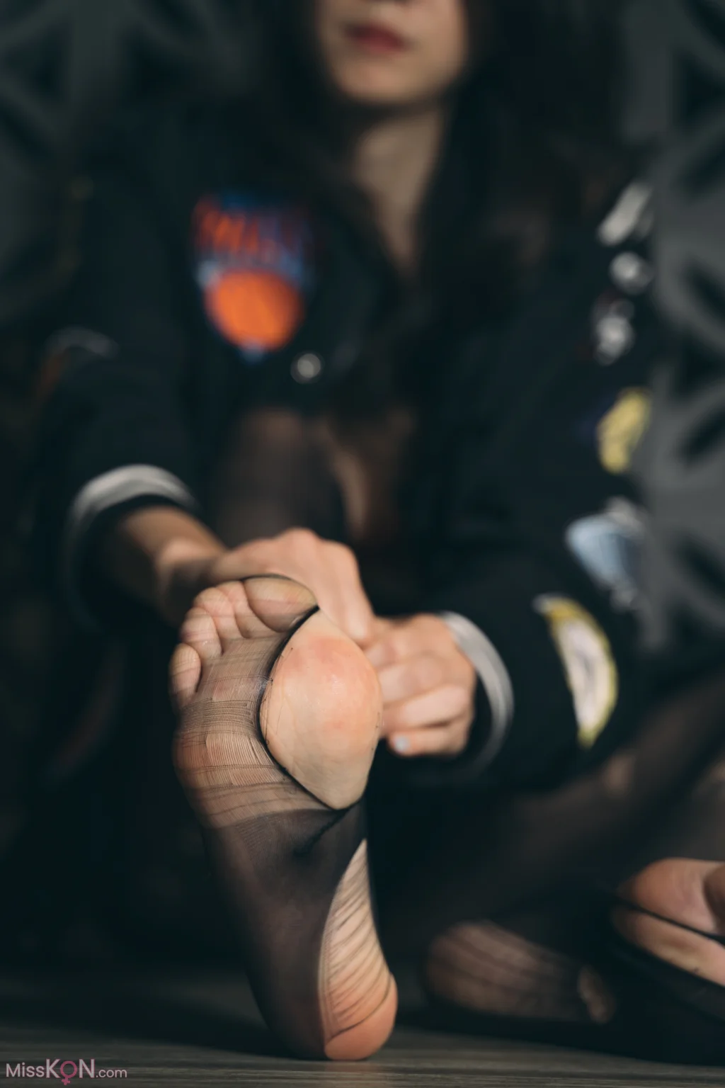 [Limerence原创] No.008_ 性感妹子近距离撕扯黑丝袜