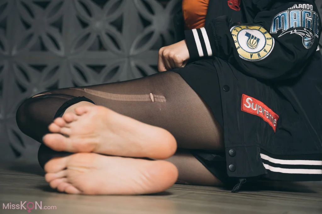 [Limerence原创] No.008_ 性感妹子近距离撕扯黑丝袜