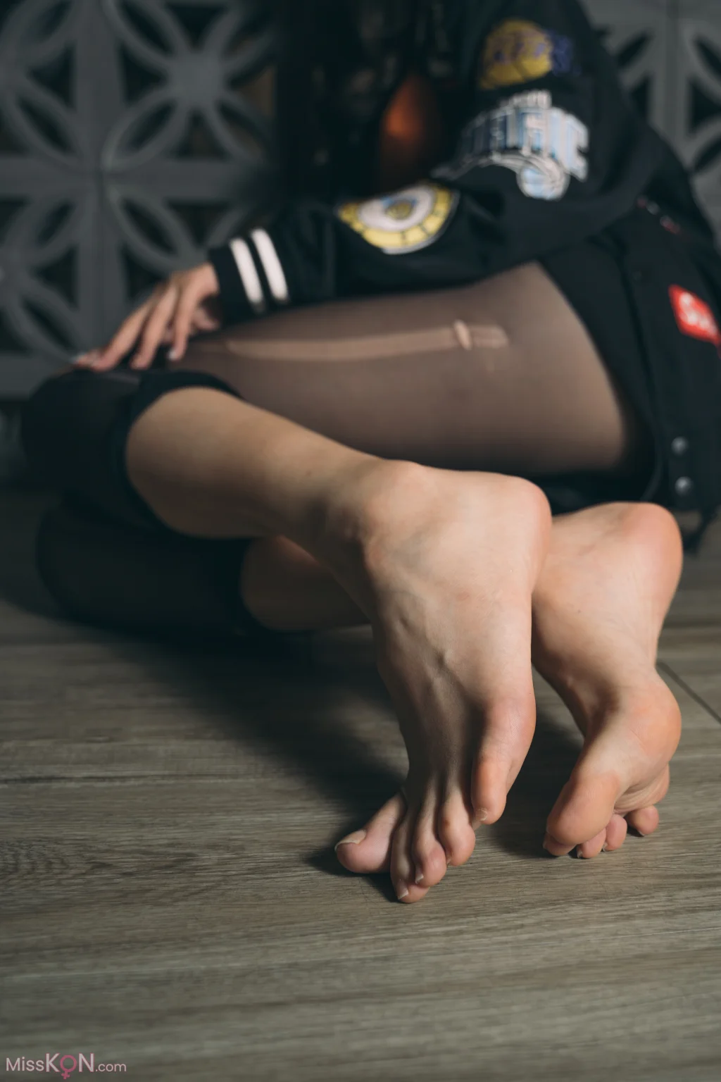 [Limerence原创] No.008_ 性感妹子近距离撕扯黑丝袜