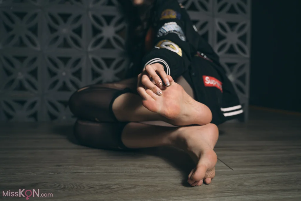 [Limerence原创] No.008_ 性感妹子近距离撕扯黑丝袜