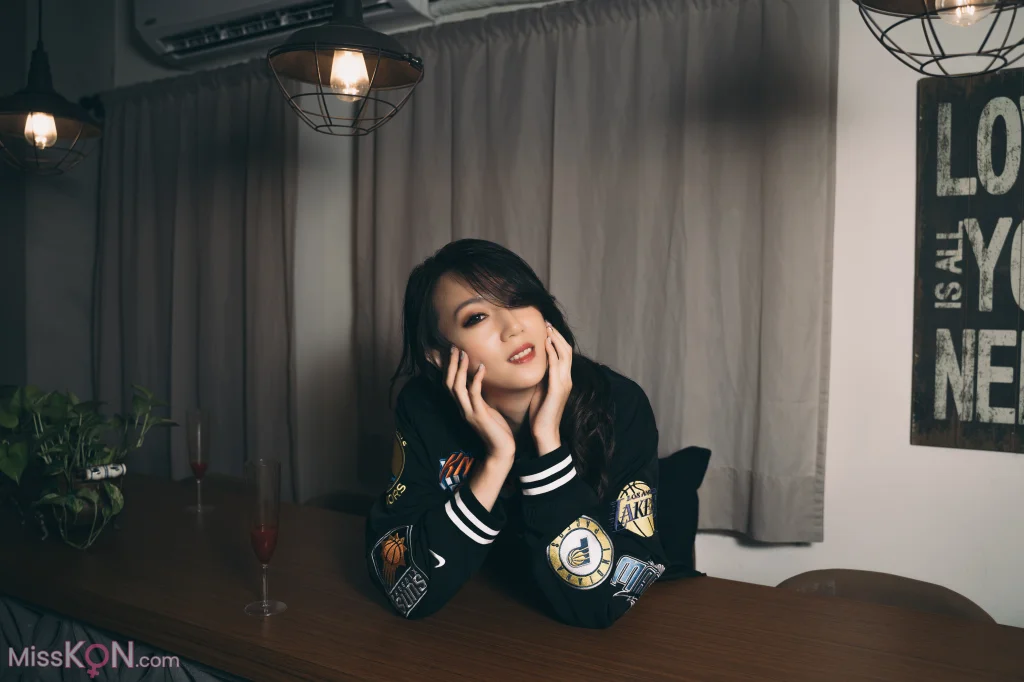 [Limerence原创] No.008_ 性感妹子近距离撕扯黑丝袜