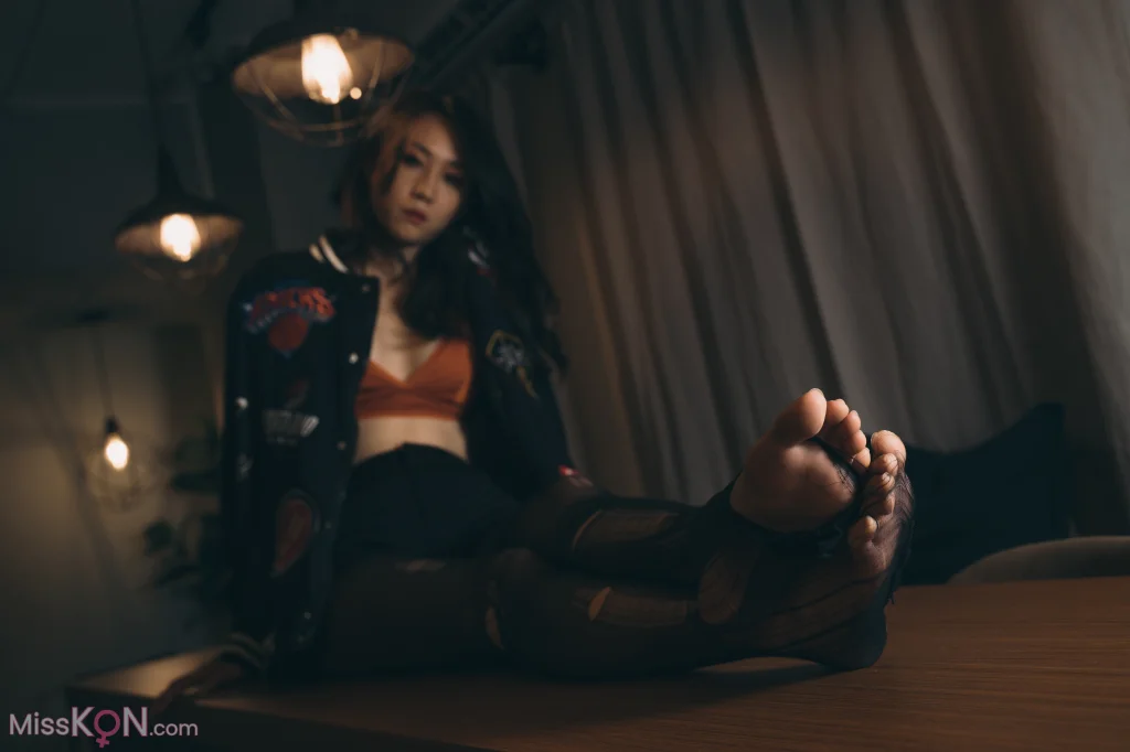 [Limerence原创] No.008_ 性感妹子近距离撕扯黑丝袜