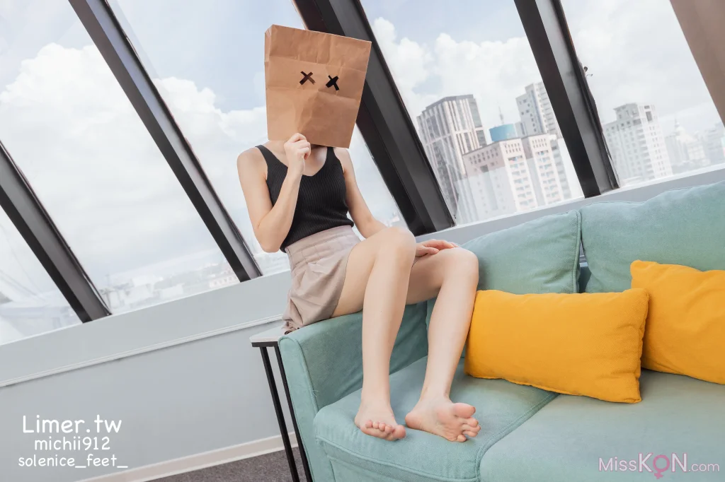 [Limerence原创] No.013_ Michii神秘纸袋女孩的裸足大解放