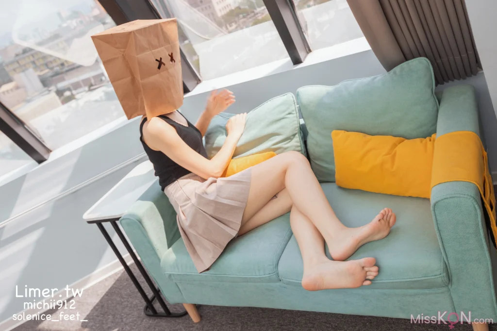 [Limerence原创] No.013_ Michii神秘纸袋女孩的裸足大解放