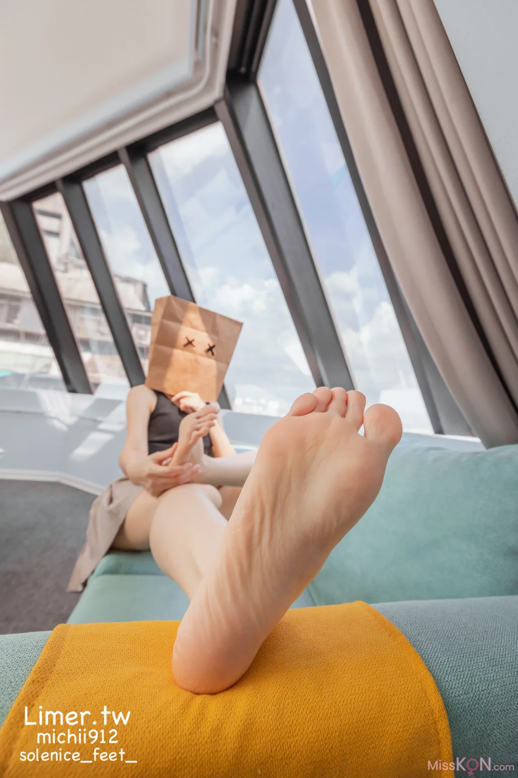 [Limerence原创] No.013_ Michii神秘纸袋女孩的裸足大解放