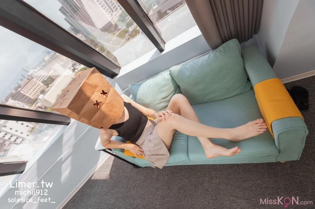 [Limerence原创] No.013_ Michii神秘纸袋女孩的裸足大解放