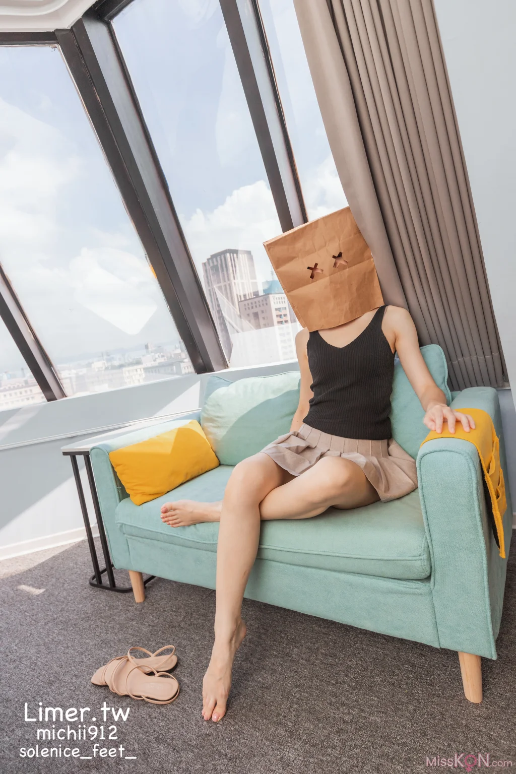 [Limerence原创] No.013_ Michii神秘纸袋女孩的裸足大解放