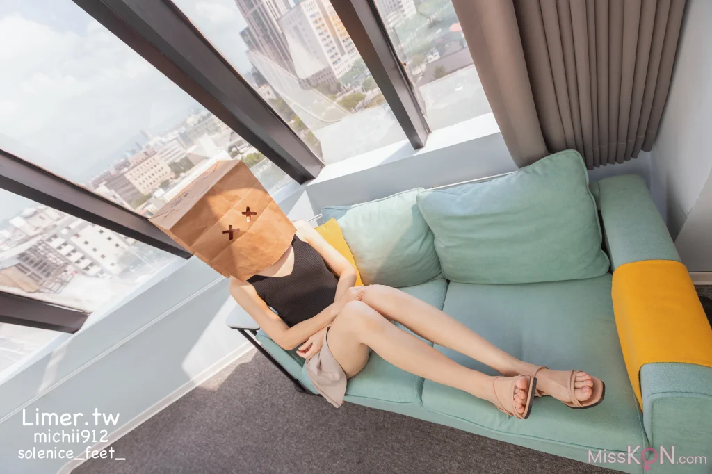 [Limerence原创] No.013_ Michii神秘纸袋女孩的裸足大解放