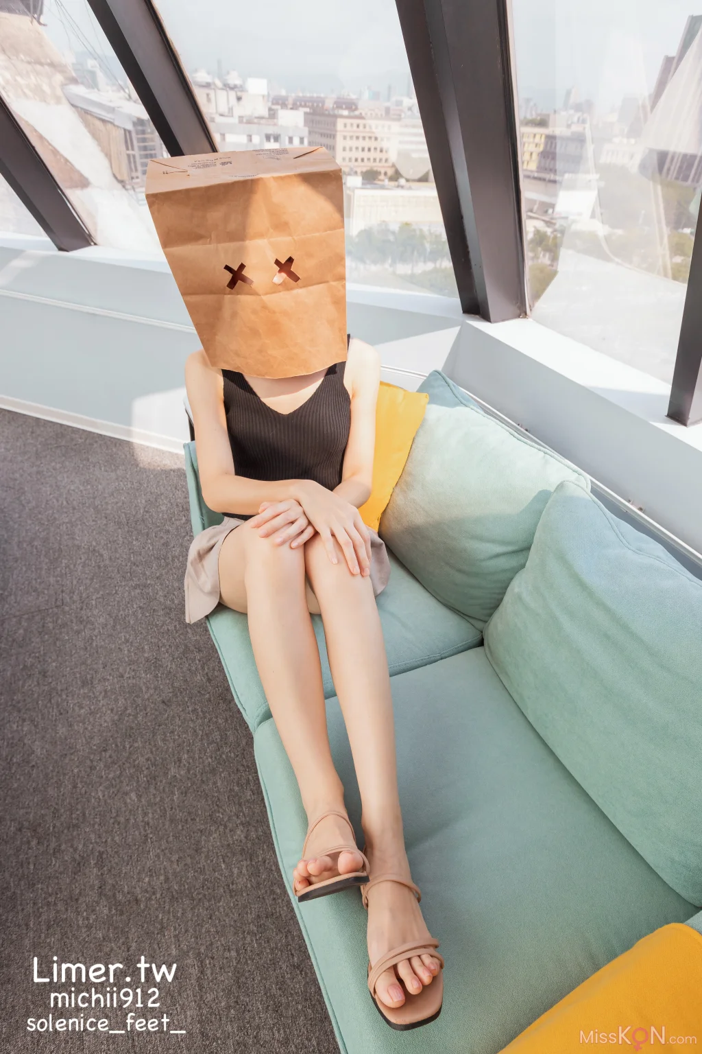 [Limerence原创] No.013_ Michii神秘纸袋女孩的裸足大解放