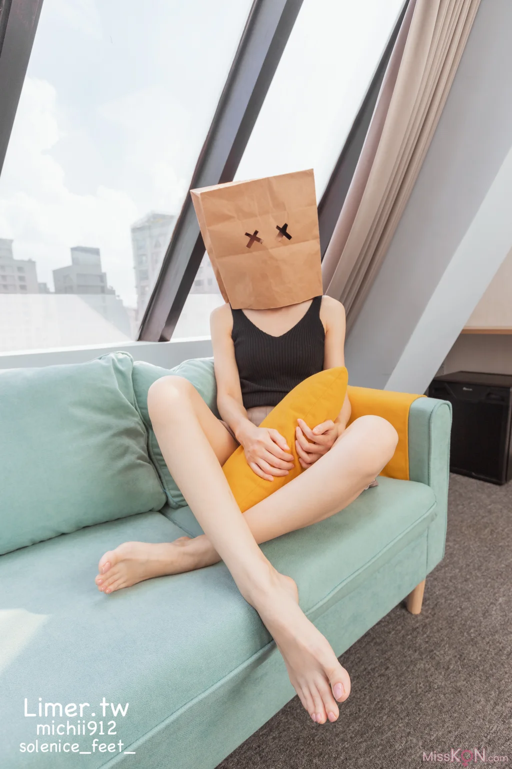 [Limerence原创] No.013_ Michii神秘纸袋女孩的裸足大解放
