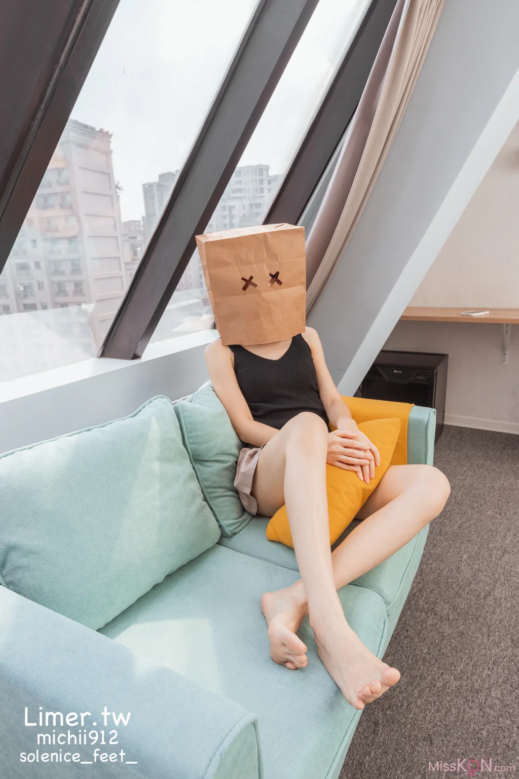 [Limerence原创] No.013_ Michii神秘纸袋女孩的裸足大解放