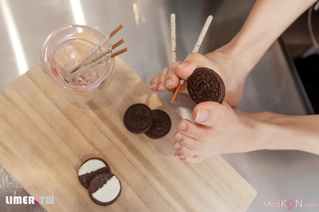 [Limerence原创] No.025_ EJ运动短裙 网袜裸足踩oreo喂你吃