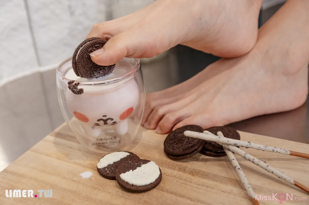 [Limerence原创] No.025_ EJ运动短裙 网袜裸足踩oreo喂你吃