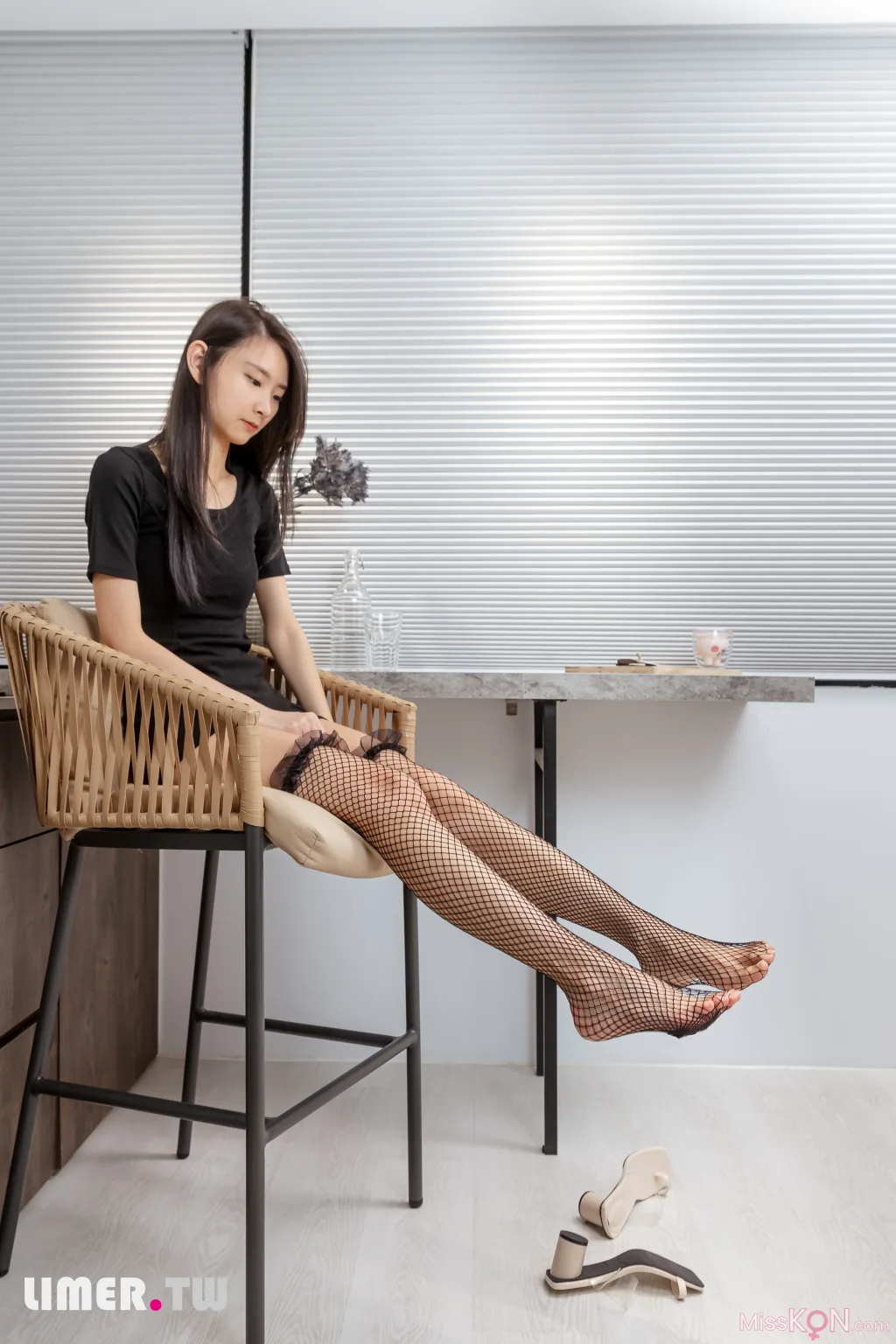 [Limerence原创] No.025_ EJ运动短裙 网袜裸足踩oreo喂你吃