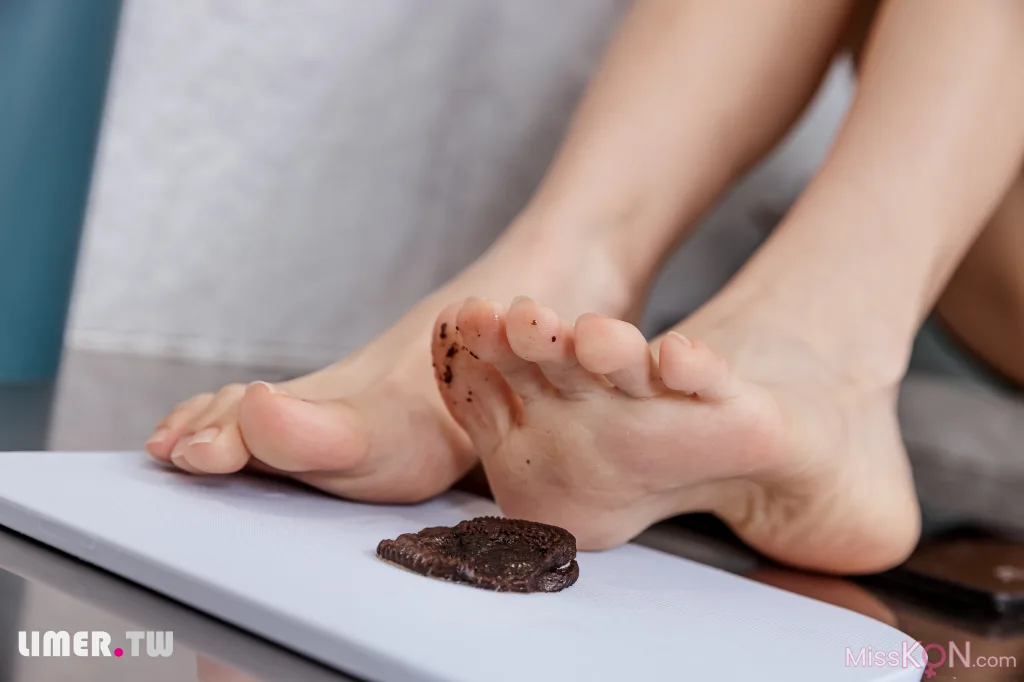 [Limerence原创] No.025_ EJ运动短裙 网袜裸足踩oreo喂你吃