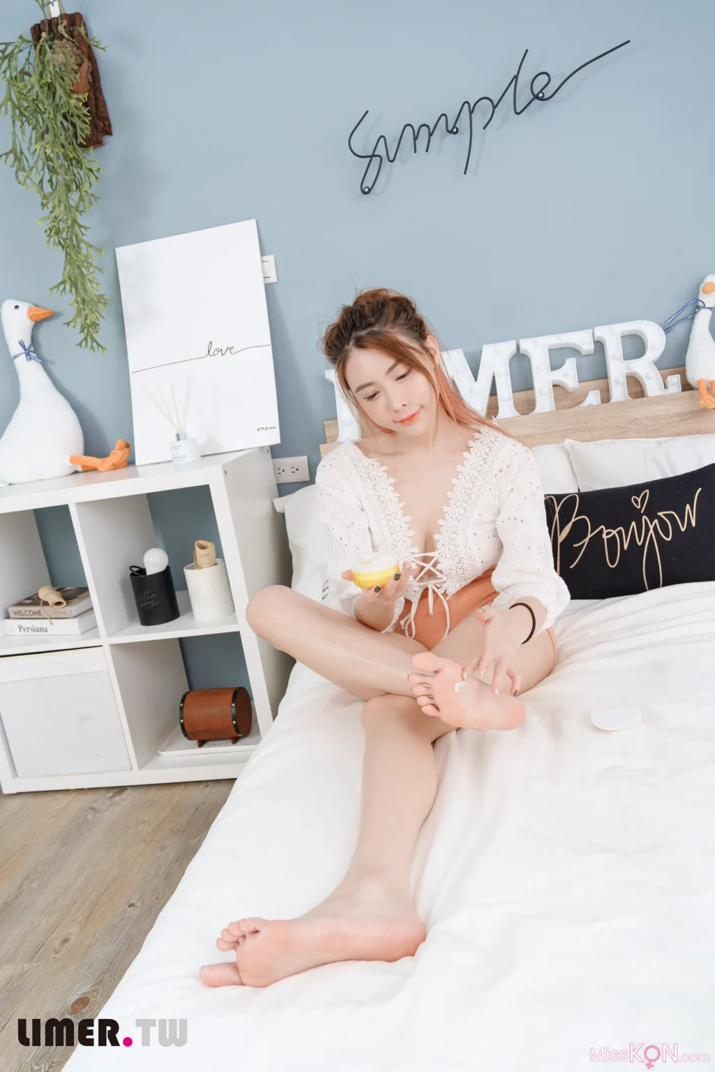 [Limerence原创] No.031_ 超美Aya台日混血魔鬼身材 夏日清凉裸足夹脚拖