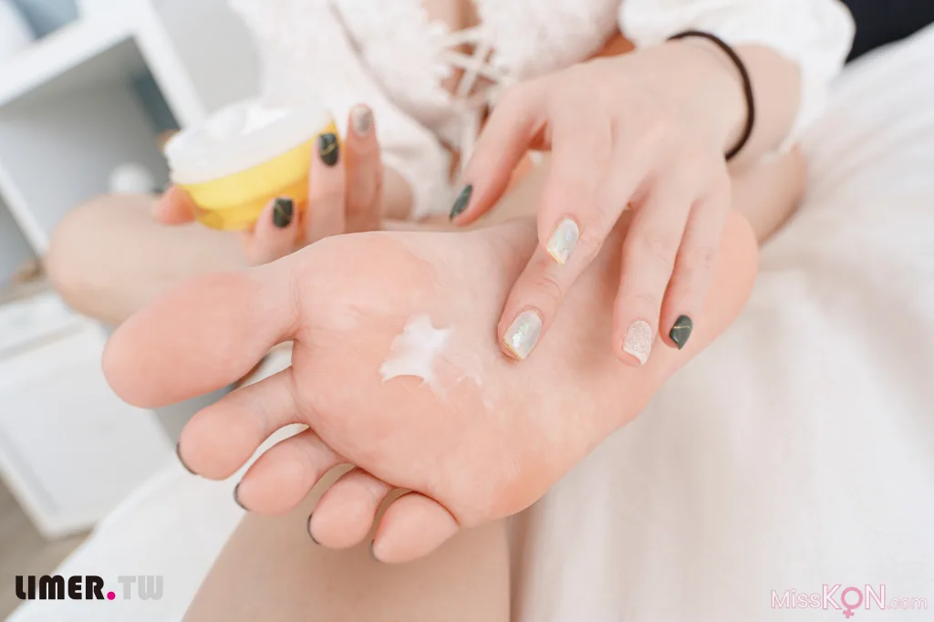 [Limerence原创] No.031_ 超美Aya台日混血魔鬼身材 夏日清凉裸足夹脚拖