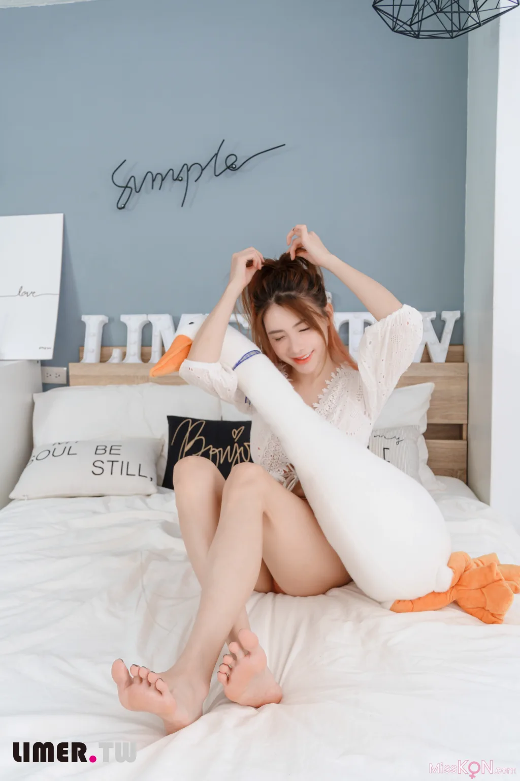 [Limerence原创] No.031_ 超美Aya台日混血魔鬼身材 夏日清凉裸足夹脚拖