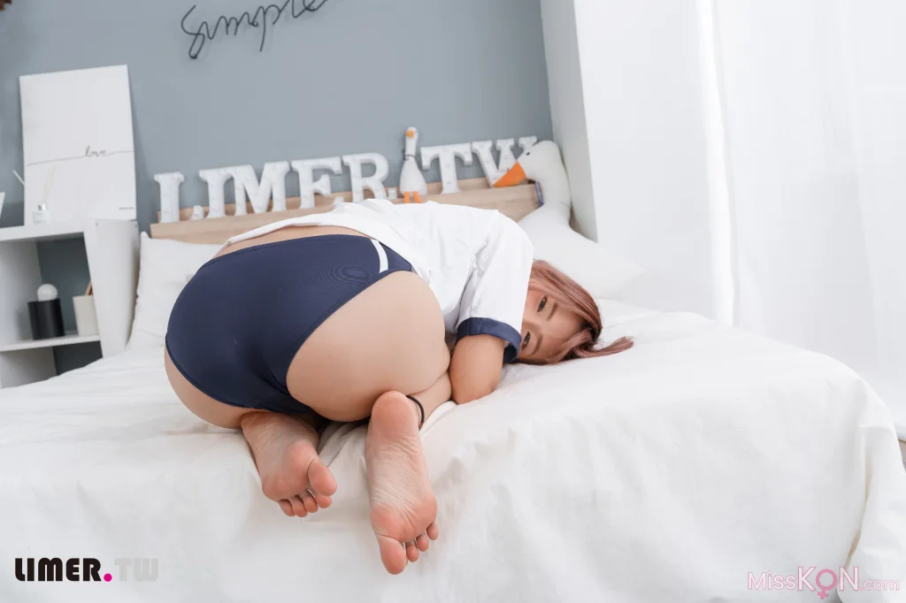 [Limerence原创] No.032_ 水密桃味女孩小艾啾啾体育服热身大秀裸足